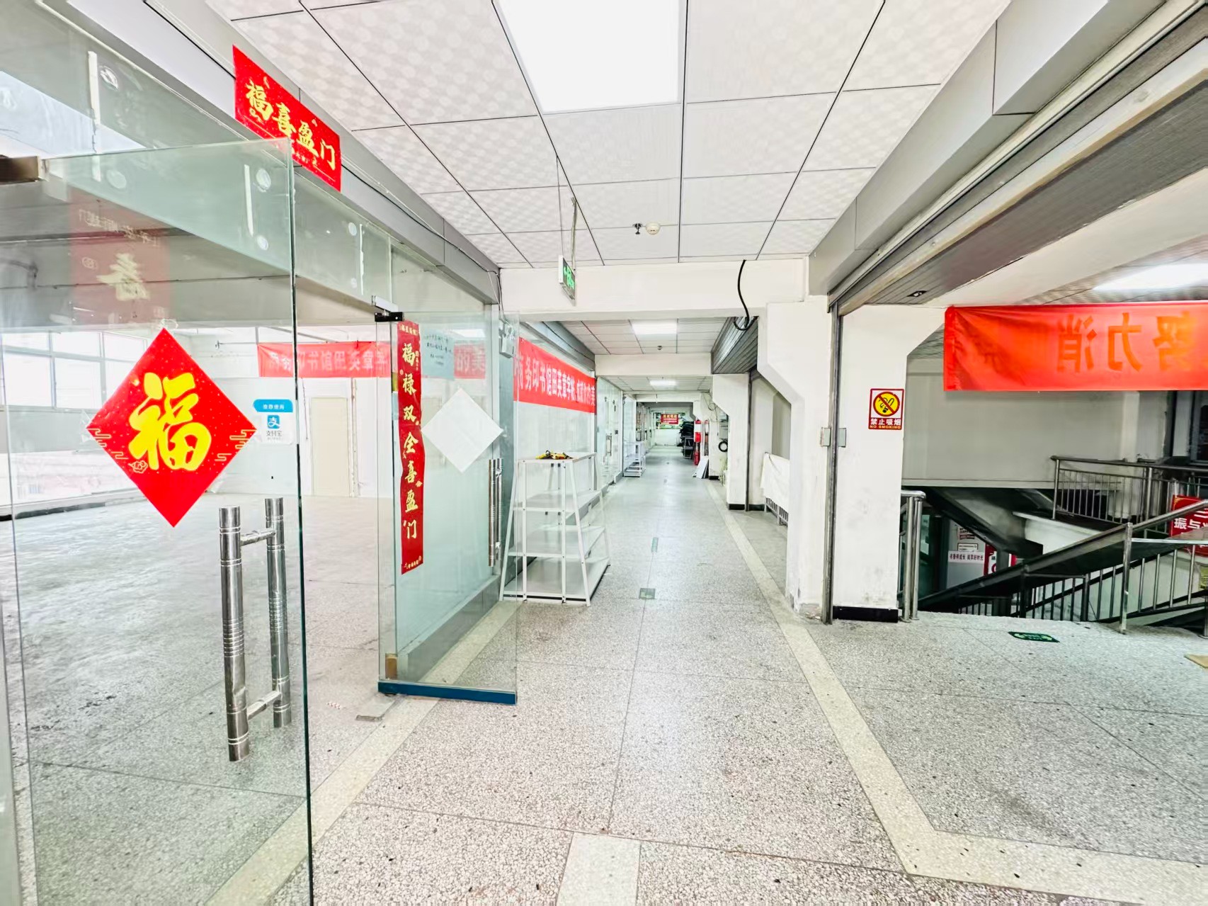 祁连路灵活办公空间，满足企业不同发展阶段需求 ✨ 商业配套完善，助力企业快速成长 ✨ AI产业资源链接，共建创新生态 ✨ 办公、展示、运营一体化空间  现在入驻，抢占AI产业发展新赛道！_COPY