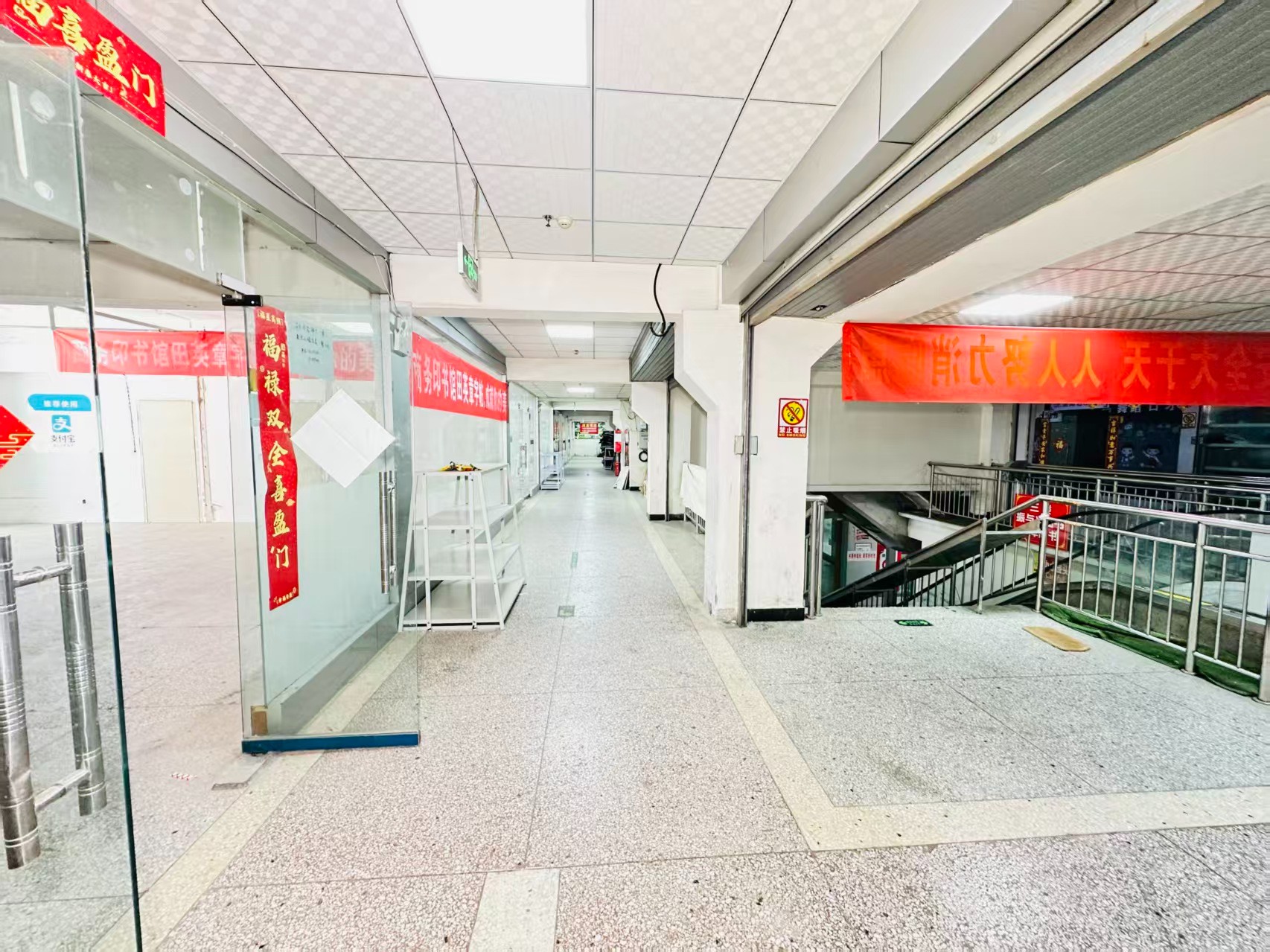 祁连路引入人工智能技术应用场景，推动AI与商业、零售、电商、企业服务等领域融合发展。